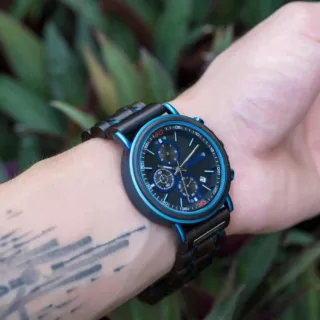 Alternative view of Montre bois gravée