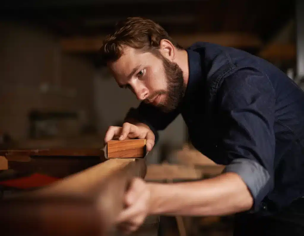 Tout en Bois - homme travaille le bois