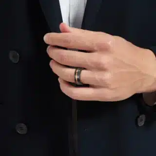 Bague En Bois Bois De Koa Et Tungstene Martele 2