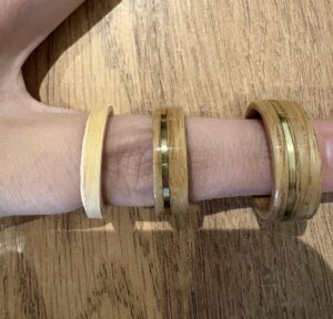 Comparatif de largeur de bague en bois